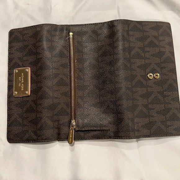Michael Kors Brown Trifold Wallet with Matching Checkbook Insert - Picture 2 of 7